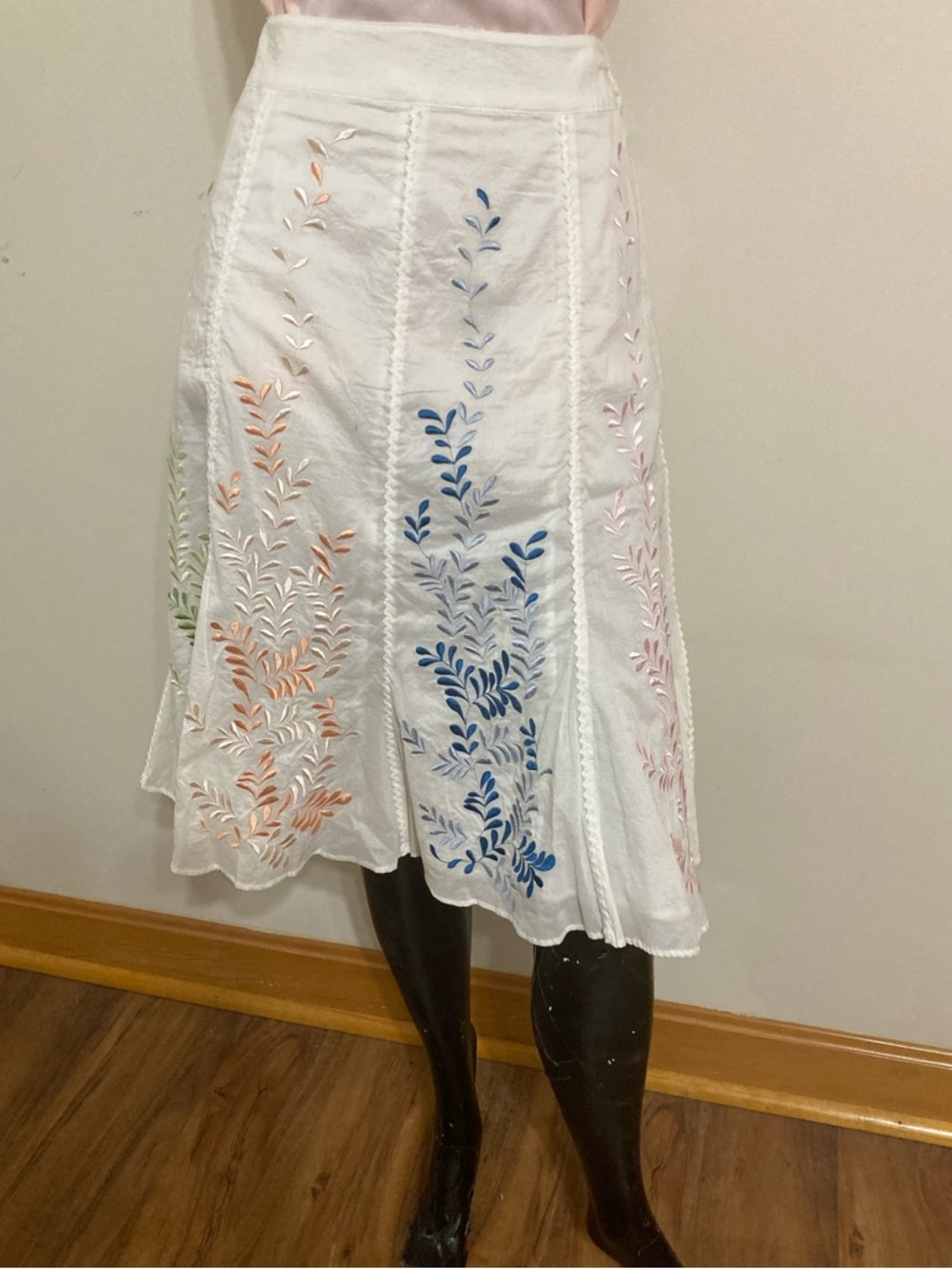 White Panel Skirt w/ Multicolored Embroidered Design. Item# SSsk7